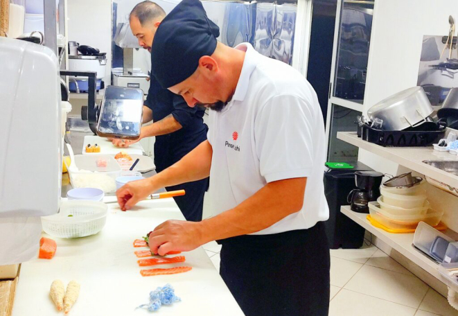 O sushiman Fábio Lopes (em primeiro plano) e Fernando Wei Man Siu, montando os sushis. |Foto: Anacreon de Téos
