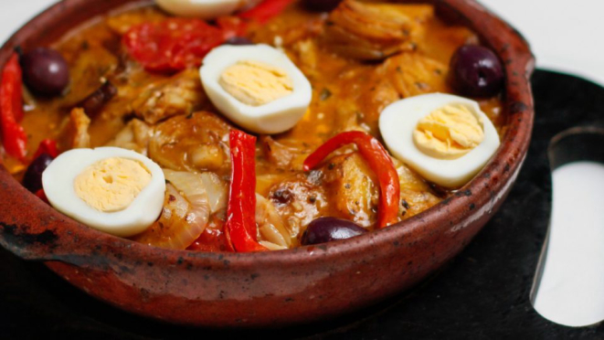 O Bacalhau ao Forno do Lellis, servido em fôrma de barro para manter o calor por mais tempo. Foto: divulgação.