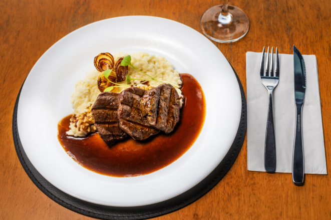 Escalopes de filé, molho roti, arroz cremoso e cebolas tostadas do 360 Poa. Foto: Foto: Jorge Scherer