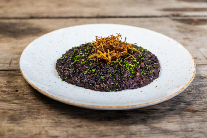 Arroz negro orgânico e costela bovina defumada, finalizados com crispy de alho poró e cebolete, do Eat Kitchen. Foto: Jorge Scherer