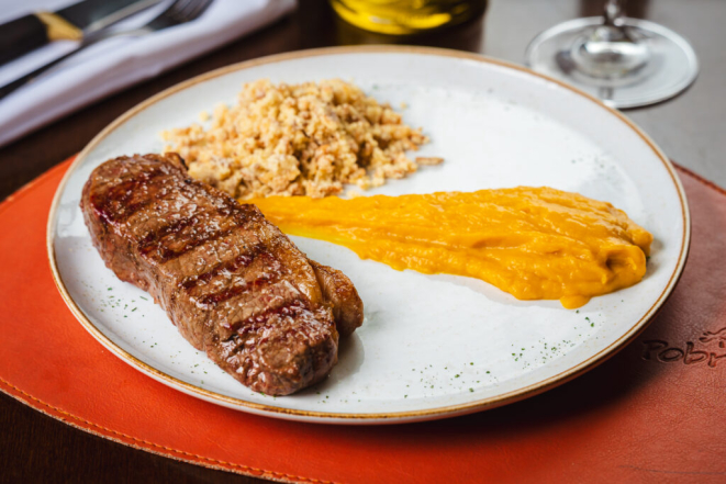 Bife de chorizo com purê de abóbora cabotiá e farofa, do Pobre Juan. Foto: Jorge Scherer