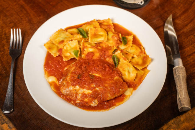 Parmegiana de peito de frango, coberto com queijo muçarela e molho de tomates orgânicos, com massa à escolha do cliente, do Madero. Foto: Divulgação