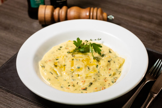 Ravioli recheado com salmão, cream cheese e ervas ao molho de nata, vinho branco e açafrão, do Tartoni. Foto: Jorge Scherer