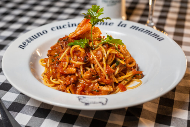 Espaguete com calamaretti, gamberi e pancetta, do Pecorino Trattoria. Foto: Jorge Scherer