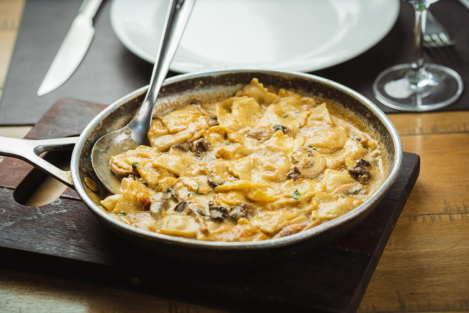 Ravioli de carne com molho panna e funghi, do Barolo Trattoria. Foto: Priscilla Fiedler