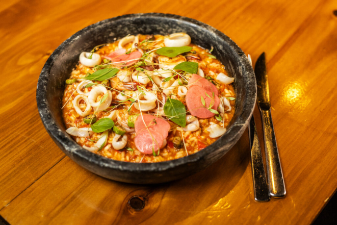 Arroz arbóreo em caldo estilo cajun à base de tomate, cebola, alho, aipo e linguiça colonial, anéis de lula e camarões grelhados, quiabo grelhado e picles de rabanete, do Roister. Foto: Jorge Scherer