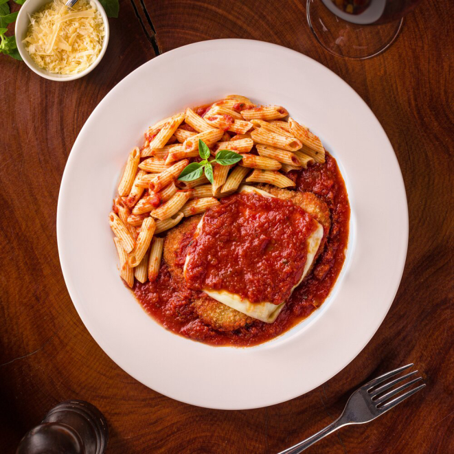 Parmegiana de peito de frango, coberto com queijo muçarela e molho de tomates orgânicos, com massa à escolha do cliente, do Madero. Foto: Divulgação