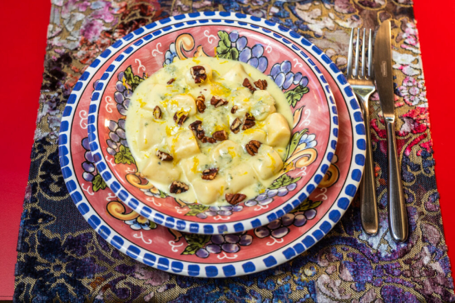 Nhoque, molho de nata e gorgonzola, nozes e raspas de limão-siciliano, do Aora Cucina. Foto: Jorge Scherer