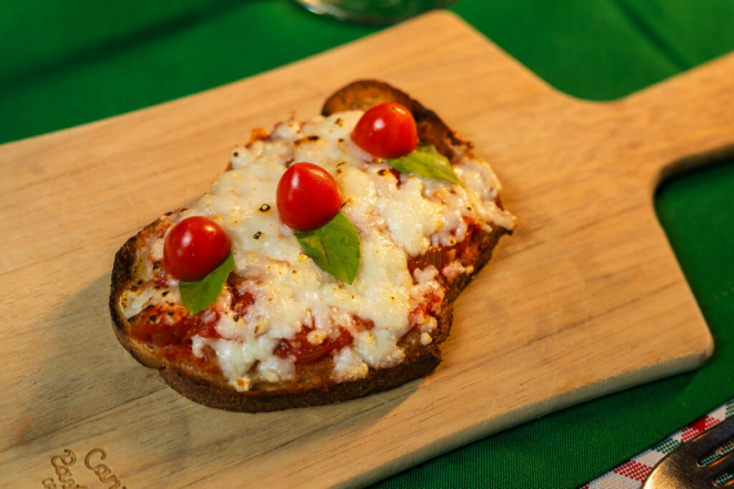 Bruschetta caprese, da Cantina Pastasciutta. Foto: Jorge Scherer<br>