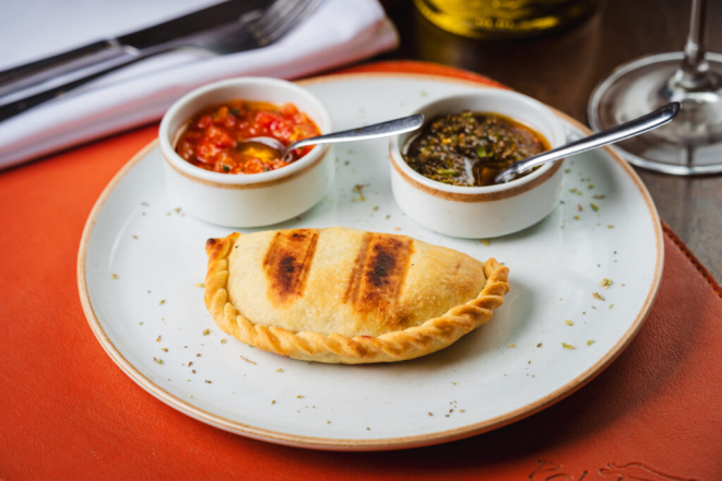 Empanada de escarola com molho chimichurri e salsa criola, do Pobre Juan. Foto: Priscilla Fiedler