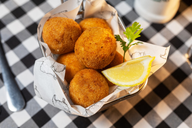 Arancini alla mozzarella, do Pecorino Trattoria. Foto: Jorge Scherer