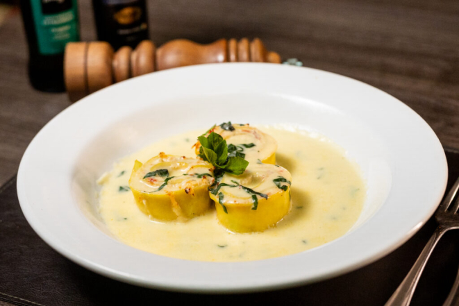 Rondelli recheado com ricota, muçarela, tomates secos e manjericão, ao molho de nata, do Tartoni. Foto: Jorge Scherer