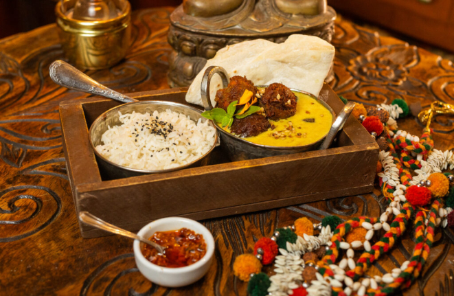 Subsi malai kofta: bolinhos de vegetais ao creme de castanha acompanhados de arroz jasmim, do Sharin. Foto: Jorge Scherer