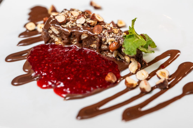 Torta gelada de avelã, chocolate e biscoito, acompanhada de calda de framboesa, do Tartoni. Foto: Jorge Scherer