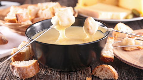 Conheça a receita do fondue de pecorino, feito com queijo de ovelhas