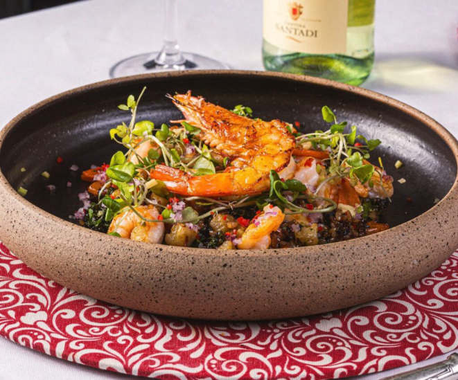 Arroz jasmim frito, camarões grelhados na brasa, acompanhado de legumes salteados na wok, óleo de gergelim e abacaxi, do Bottega del Mare. Foto: Alisson Cardoso