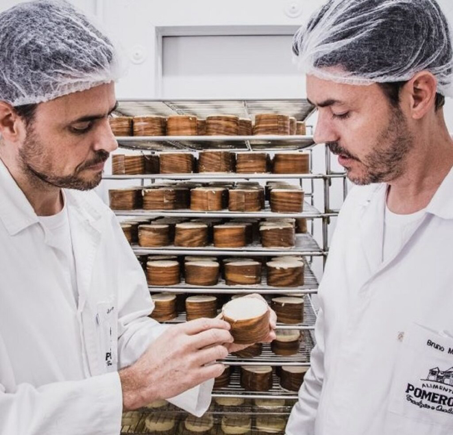 Os irmãos Juliano e Bruno Mendes com o queijo Morro Azul. Foto: divulgação. 