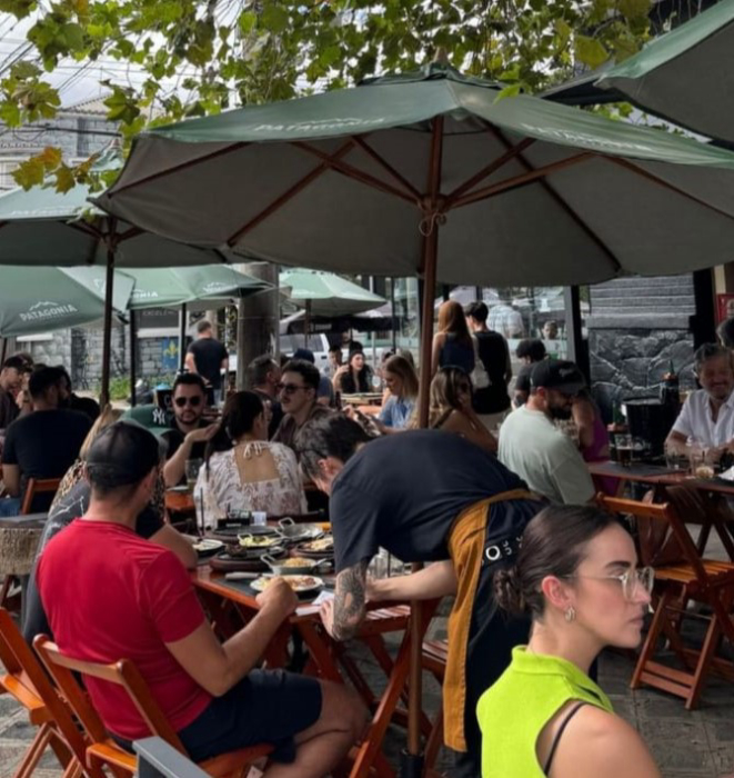 Canto Bar de Parrilla: Mesa na calçada e cardápio na brasa. 