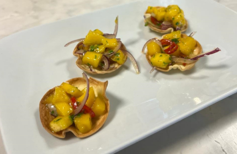 Buscando uma entrada saborosa e fácil para o jantar? Conheça o ceviche de manga com casquinha crocante da Romanha