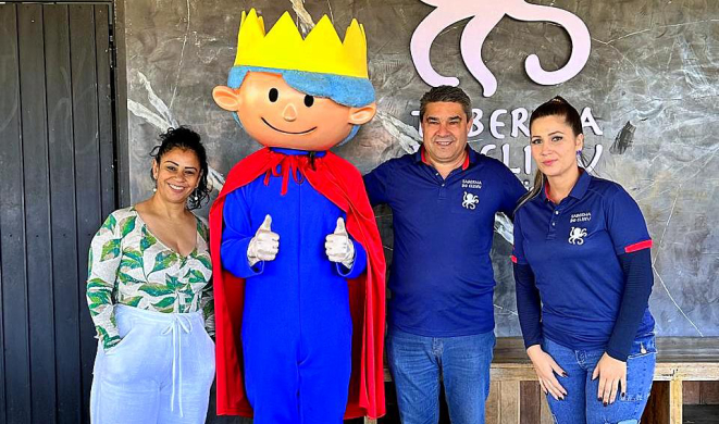 Di e Beto Bohnenstenghel e Yasmin Antunes, da Taberna do Eliseu, com o Pequeno Príncipe. | Foto: Divulgação