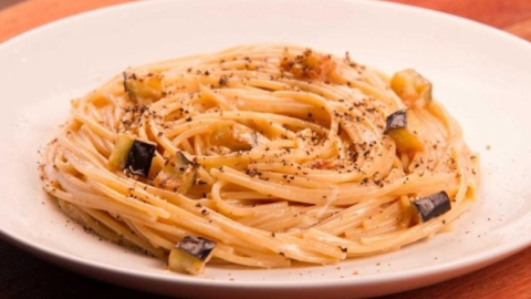 Que tal uma macarronada vegetariana? Aprenda a preparar espaguete carbonara de berinjela