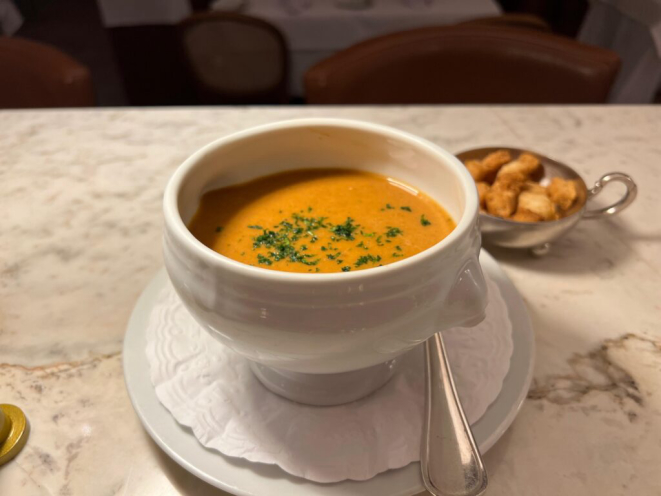 <em>Bisque de lagosta</em>, feita com caldo de lagosta, temperos e servida com pedaços da cauda. | Foto: Márcia Oliveira