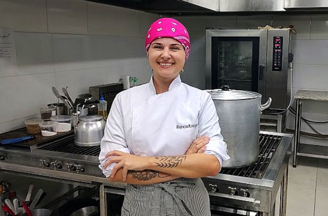 A jovem chef Bianca Krüger veio de Santa Catarina especialmente para comandar a cozinha do El Vinos Gastrowine. | Foto: Anacreon de Téos