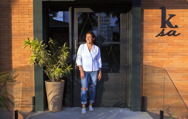 Claudia Krauspenhar na porta de seu K.sa, pouco tempo depois da inauguração, em 2019. | Foto: Divulgação