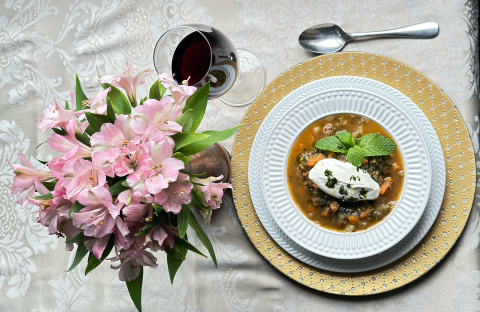 Aprenda a fazer uma deliciosa sopa vegetariana de lentilha à moda libanesa