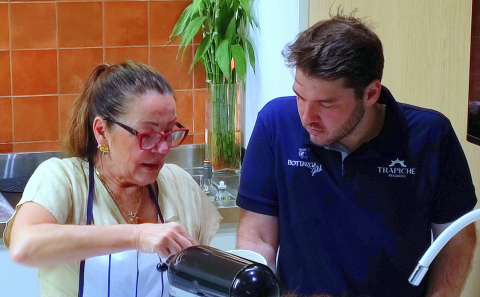 Mãe e filho cozinham juntos na Trapiche e criam menu para Dia das Mães