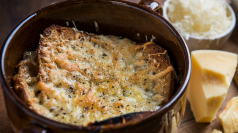 Neste frio, que tal preparar uma sopa de cebola gratinada? Confira a receita!