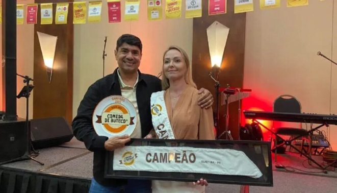 O casal proprietário do Bom Bolinho, vencedor do Comida di Buteco 2024 de Curitiba. Foto: Bárbar Schiontek/Tribuna do Paraná 