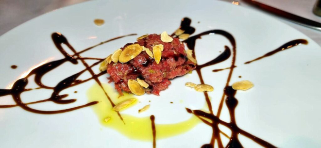 <em>Tartare de mignon, com alcaparras, mostarda Dijon, pimenta-do-reino e balsâmico</em>. | Foto: Simone Meirelles/ Comer &amp; Curtir