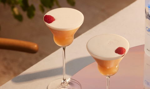 Vodca, suco de abacaxi e framboesa: saiba como preparar o coquetel Grey Goose French Martini