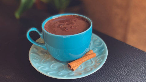 Aprenda a fazer chocolate quente para todos os gostos