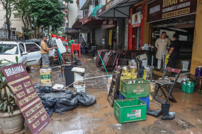 Comerciantes retiram entulho e limpam lojas para retomar os negócios no Centro Histórico de Porto Alegre. Foto: Rafa Neddermeyer/Agência Brasil