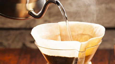 Nunca mais erre o café: os 10 mandamentos para preparar o coado perfeito