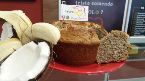 Saiba como fazer bolo de banana no liquidificador com toque de coco