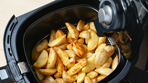 De salada a bolo, quatro receitas para preparar na air fryer