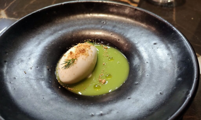 O pepino chegou, mas na sobremesa: gaspacho de pepino, com chocolate branco e sorvete de iogurte. | Foto: Anacreon de Téos