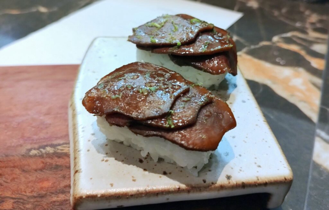 Onigiri de língua, com umê e katsuobuchi - o snack foi o grande momento da noite. Foto: Anacreon de Téos