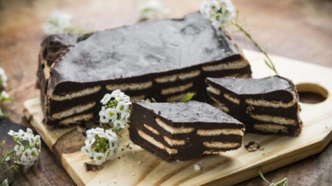 Torta de com chocolate e bolacha maisena com sabor de infância