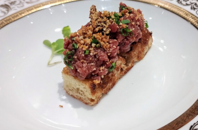 <em>Tartar de mignon com farofa de castanha-do-Pará</em>, servido sobre o brioche artesanal da casa. | Foto: Anacreon de Téos