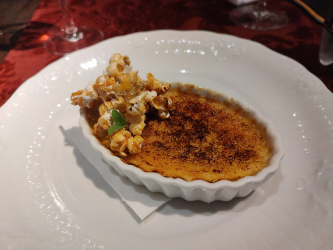 Crème Brûlée de pipoca, sobremesa que arrasou no jantar do Dia dos Namorados. | Foto: Anacreon de Téos