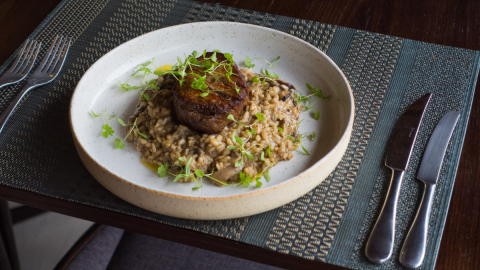 Aprenda a fazer o Molise, risoto de cogumelos com filé mignon angus