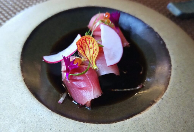 Sashimi de peixe azul – xaréu -, temperado com gengibre fresco, cebolinha, chips de alho e ovas de salmão, servido com rabanete e molho tosazu. | Foto: Anacreon de Téos