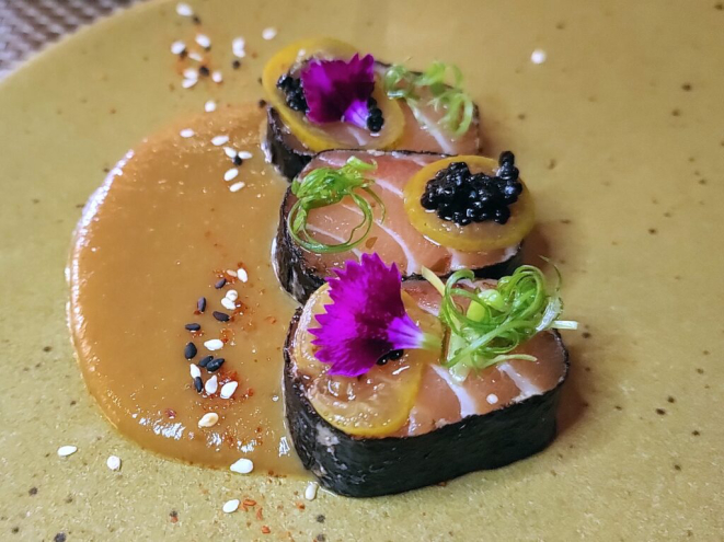 Sashimi de salmão maturado, pimenta togarashi, ovas de mujol e molho de misso com laranja kinkan | Foto: Anacreon de Téos