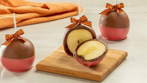 Saiba como fazer maçã do amor com cobertura de chocolate no micro-ondas