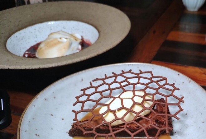 As duas sobremesas de inverno do K.Sa: Torta fondant de chocolate amargo, caramelo beurre salé e sorvete de nata e Frutas flambadas no vinho do Porto, com merengue tostado. | Foto: Anacreon de Téos