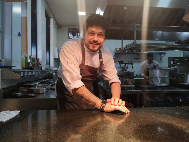 O chef Lenin Palhano apresenta um menu para famílias, nos fins de semana do Feér. | Foto: Anacreon de Téos